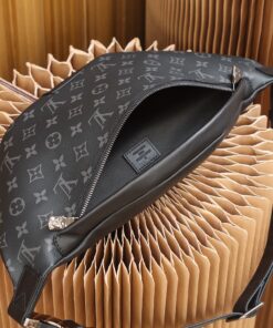 Louis Vuitton Discovery PM Bumbag 17.3in/ 44cm Monogram Eclipse Canvas Silver Hardware For Men M46035 - Image 6