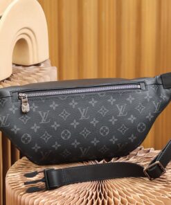 Louis Vuitton Discovery PM Bumbag 17.3in/ 44cm Monogram Eclipse Canvas Silver Hardware For Men M46035 - Image 4