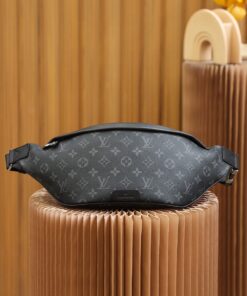 Louis Vuitton Discovery PM Bumbag 17.3in/ 44cm Monogram Eclipse Canvas Silver Hardware For Men M46035 - Image 15