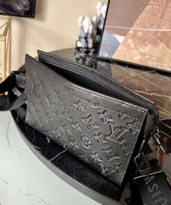 Louis Vuitton Gaston Wearable Wallet Black For Men, 22cm / 8.7in – M81115 - Image 4