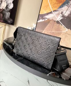 Louis Vuitton Gaston Wearable Wallet Black For Men, 22cm / 8.7in – M81115 - Image 3