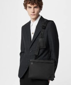 Alternative view of Louis Vuitton Messenger Voyage Aerogram Black For Men, Shoulder and Crossbody Bags 11in/28cm LV M59329
