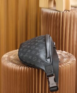 Louis Vuitton Discovery PM Bumbag 17.3in/ 44cm Monogram Eclipse Canvas Silver Hardware For Men M46035 - Image 11