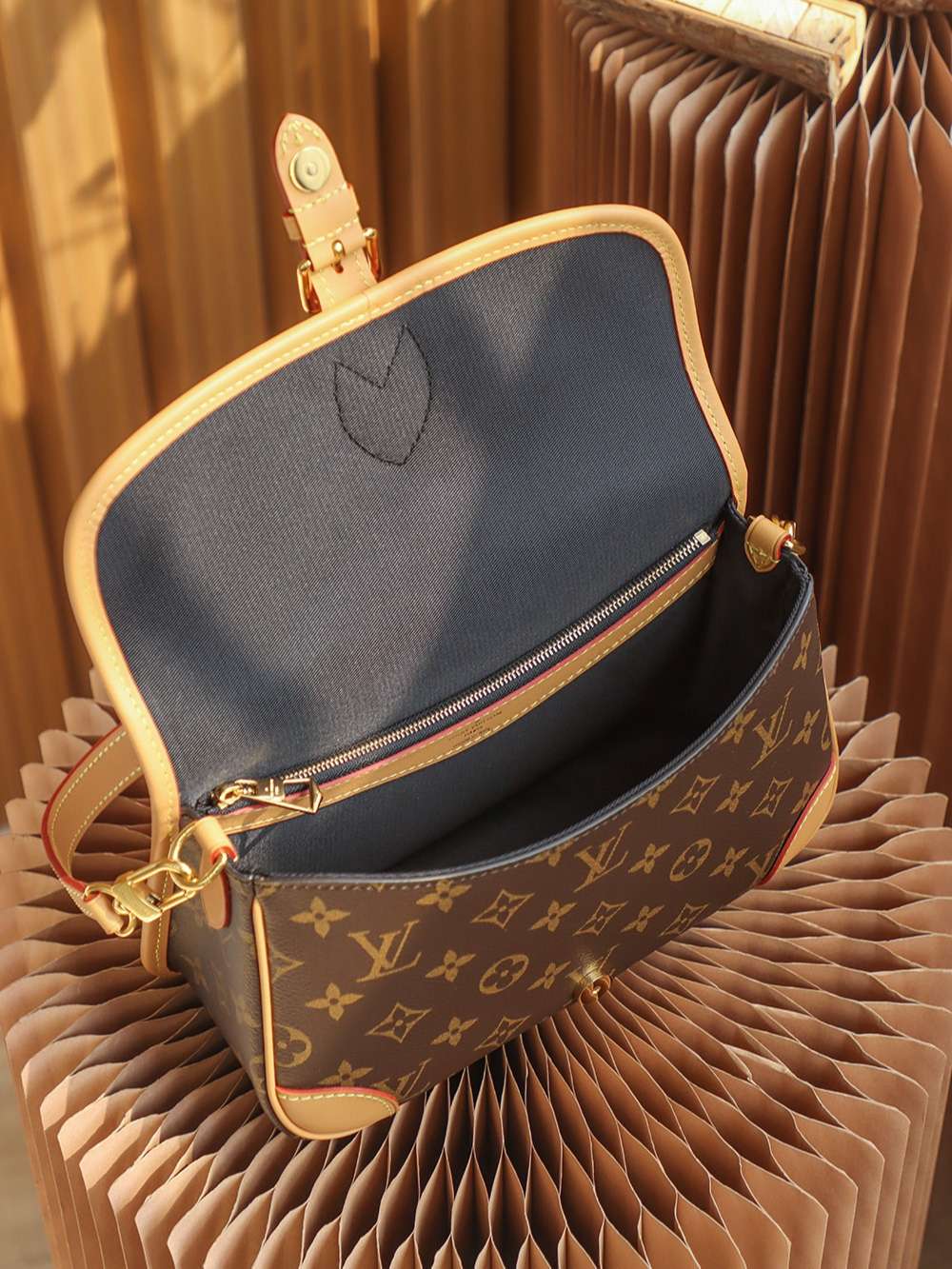 Louis Vuitton Diane Satchel Brown For Women 24cm/9.4in M45985 - Image 5