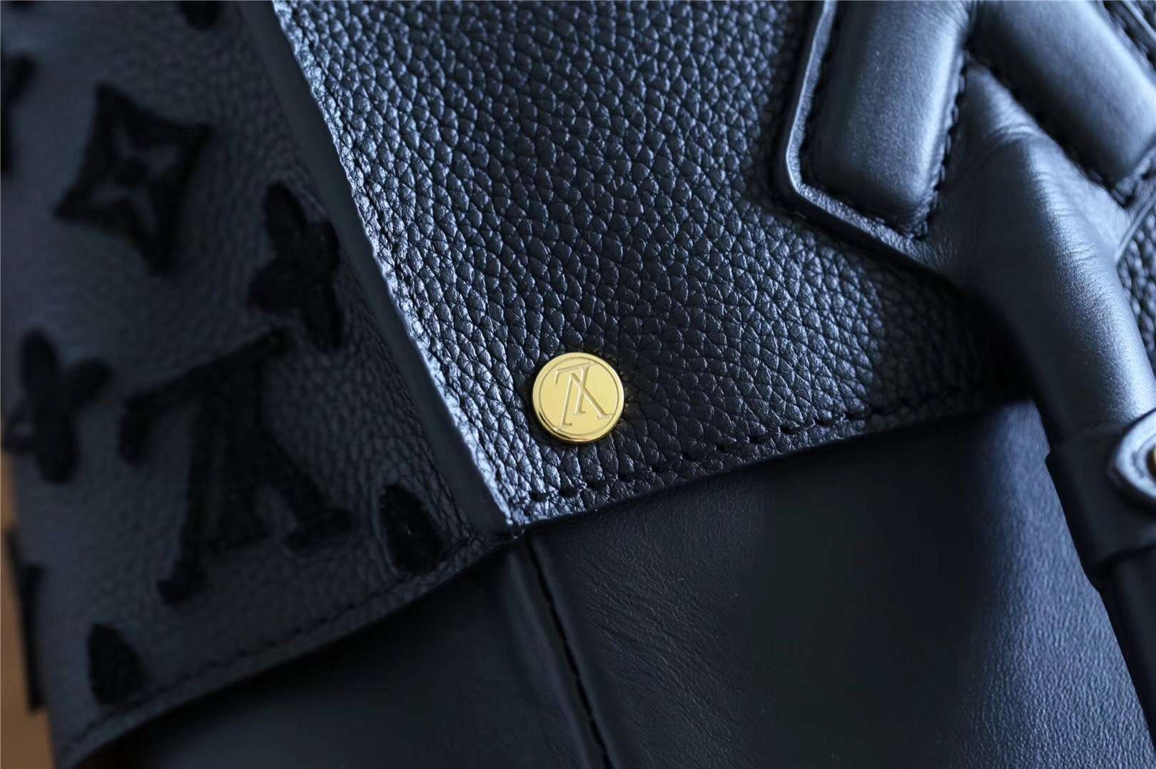 Louis Vuitton On My Side Black For Women 12in/30.5cm M53826 - Image 9