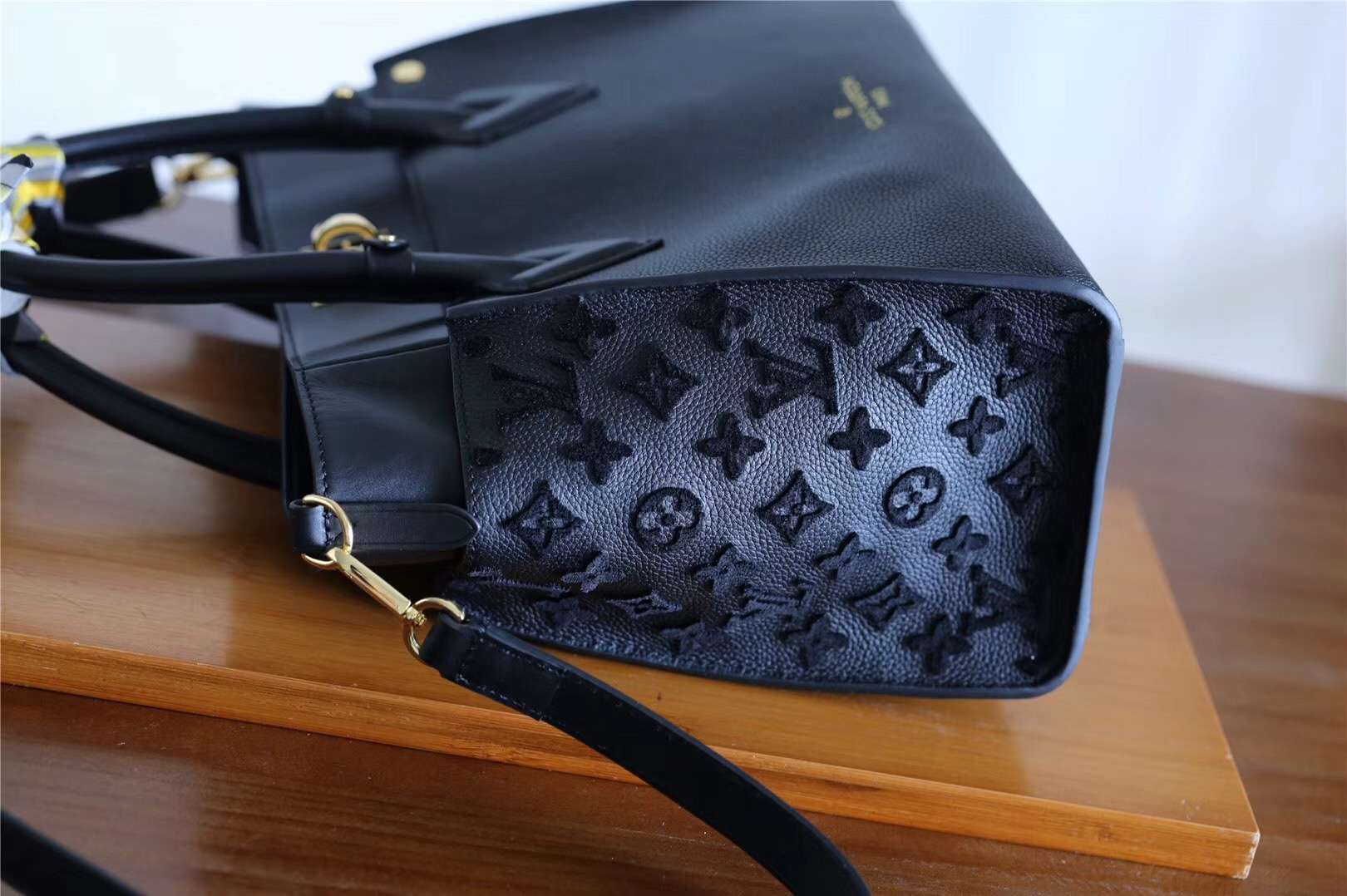 Louis Vuitton On My Side Black For Women 12in/30.5cm M53826 - Image 6