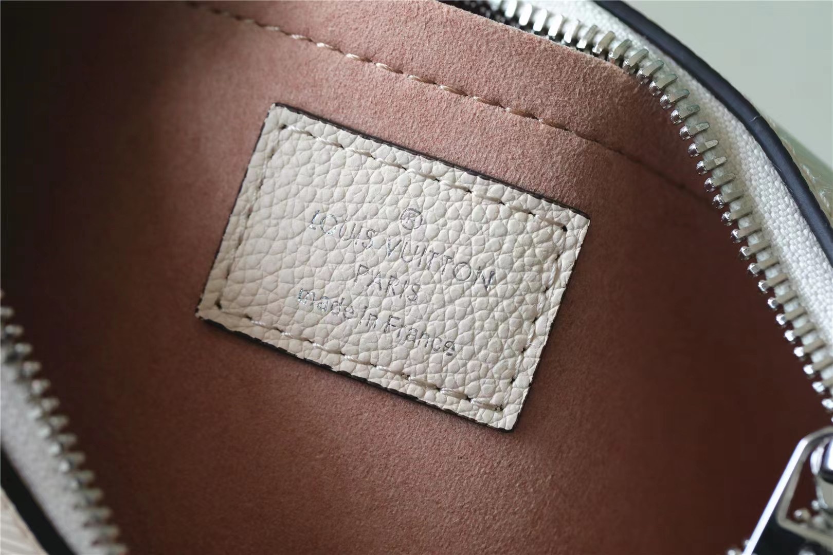 Louis Vuitton Marellini Quartz White For Women 7.5in/19cm M20999 - Image 7