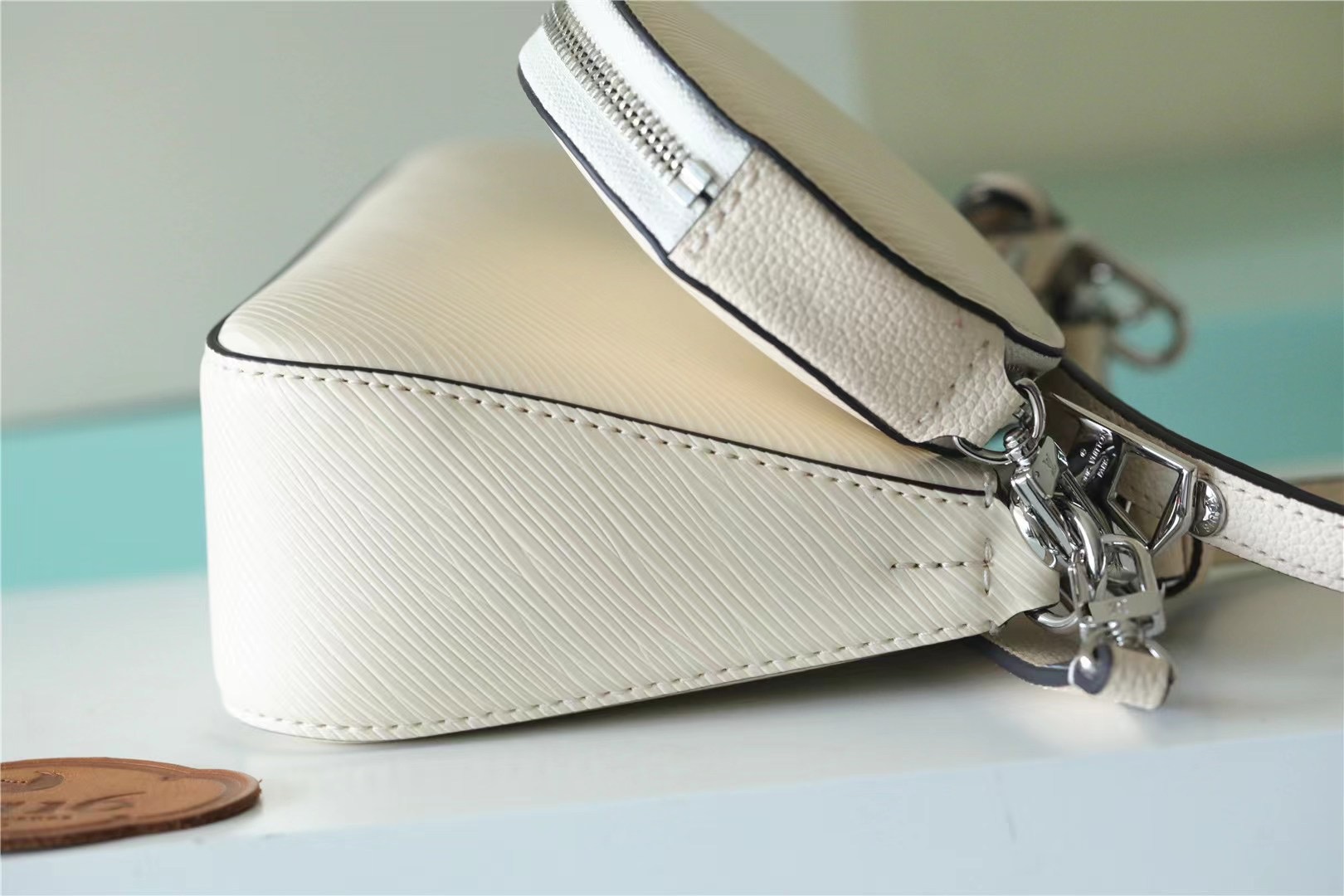 Louis Vuitton Marellini Quartz White For Women 7.5in/19cm M20999 - Image 4