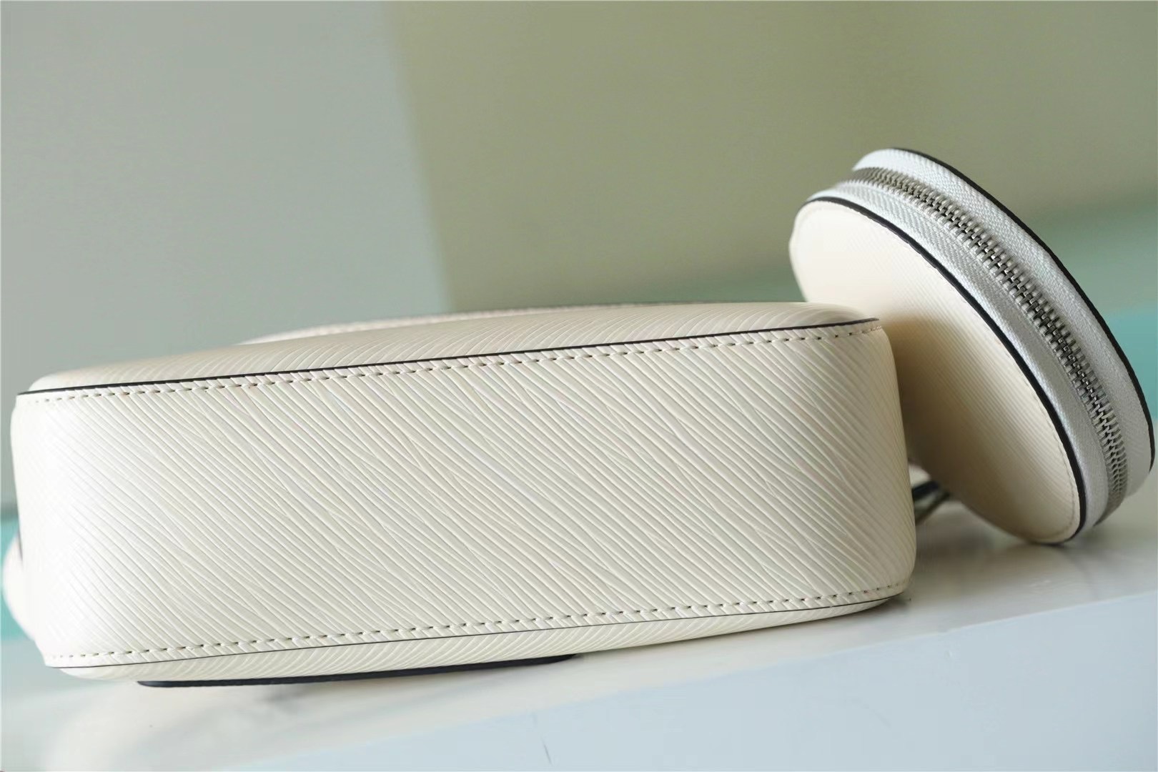 Louis Vuitton Marellini Quartz White For Women 7.5in/19cm M20999 - Image 3